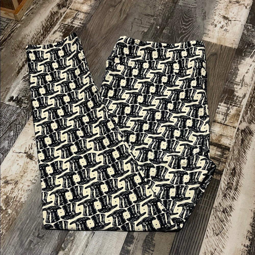 LuLaRoe Stylish Black and Cream Patriotic Patterned Leggings Tall & Curvy BNWOT